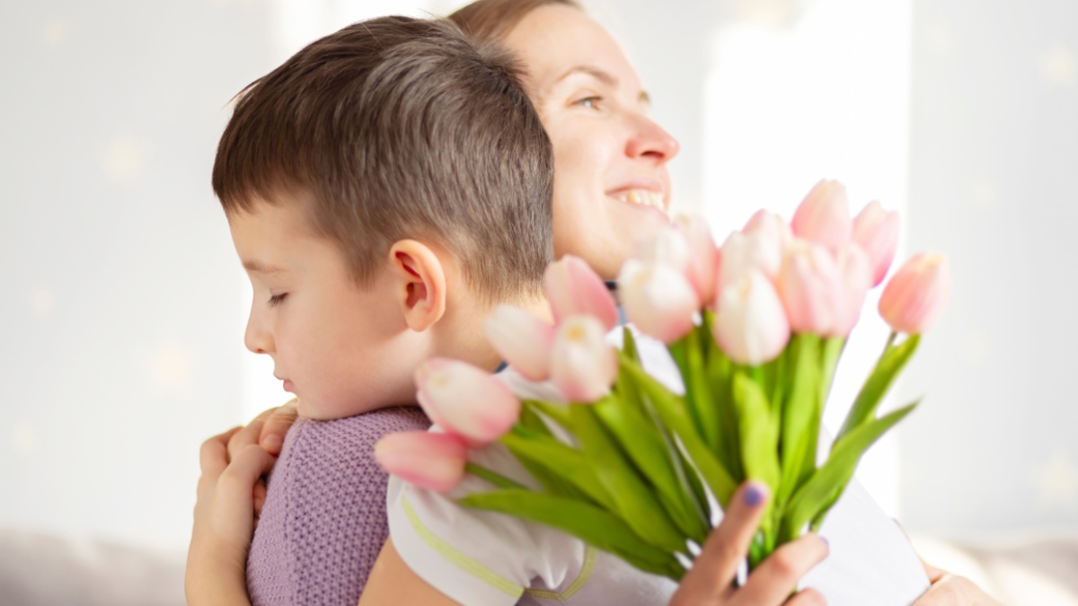 Sohn und Tochter mit Blumen.