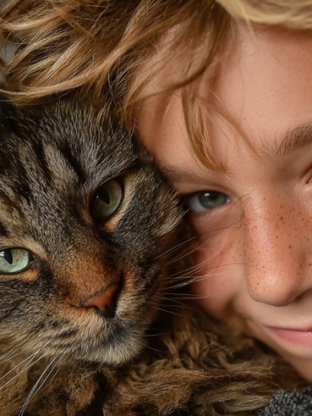 Mutter knipst bewegendes Wiedersehen von Sohn und Katze