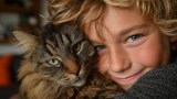 Ein Junge und seine Katze. (KI-generiert)