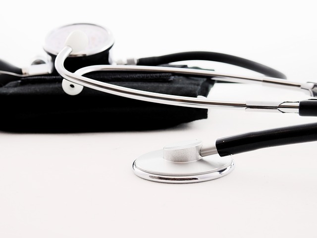 Ein Stethoskop und ein Blutdruckmessgerät liegen auf einem Tisch.