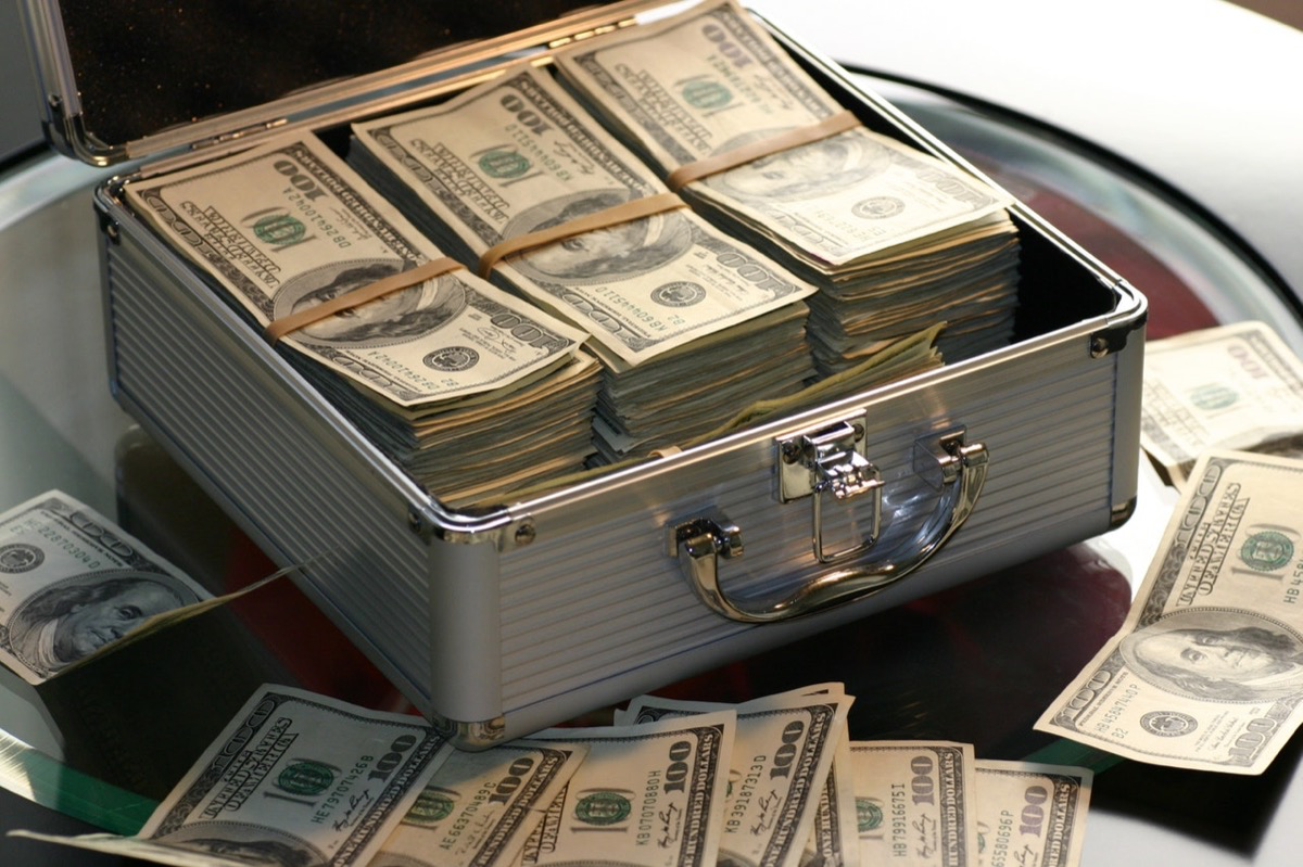 Ein Koffer, der mit gebündelten 100-Dollar-Scheinen gefüllt ist