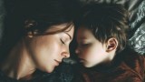 Mutter und Sohn schlafen. (KI-generiert)