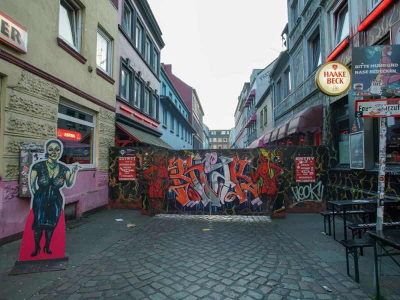 Ein Bild von der Herbertstraße in Hamburg, tagsüber.
