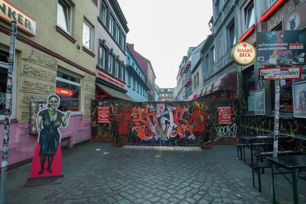 Ein Bild von der Herbertstraße in Hamburg, tagsüber.
