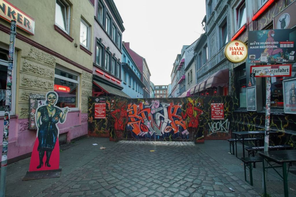 Ein Bild von der Herbertstraße in Hamburg, tagsüber.