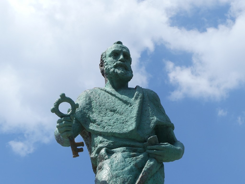 Eine Statue des heiligen Sankt Petrus vor blauem Himmel.