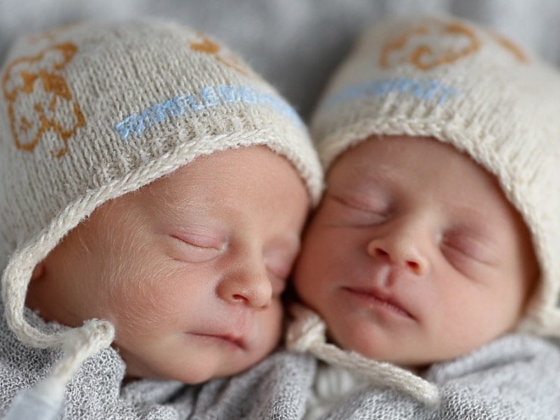Hautkontakt: Sohn und Vater wärmen Zwillingspaar