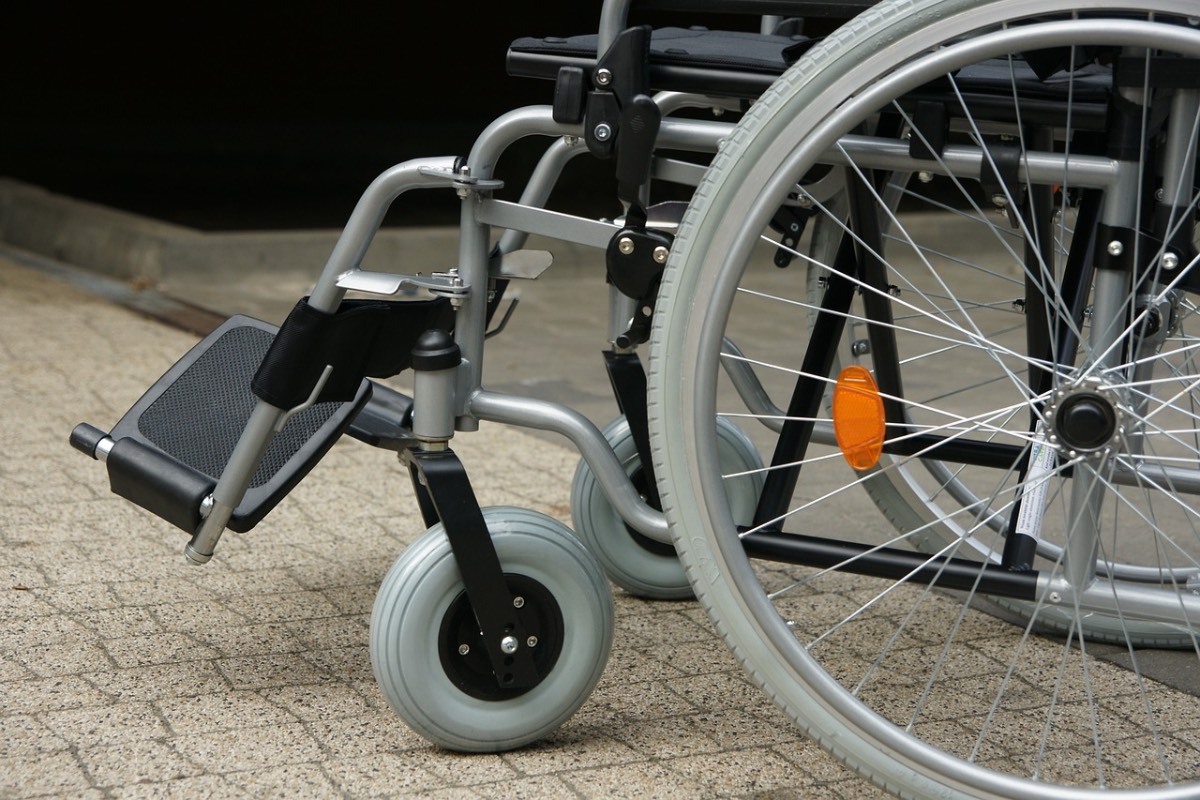 Ein Bild von einem Rollstuhl.