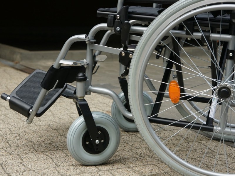 Ein Bild von einem Rollstuhl.