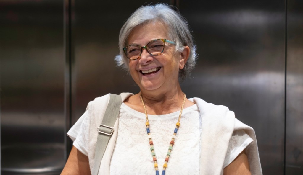 Witz des Tages: Rentnerin setzt sich gegen Parfüm im Fahrstuhl durch