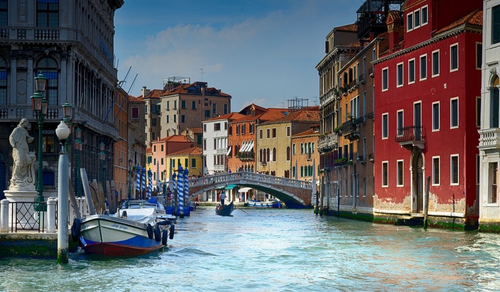 Eine Gondel unter einer Brücke in Venedig.