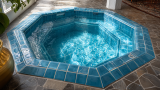 Draufsicht auf einen achteckigen Pool mit blauen Fliesen. (KI-generiert)