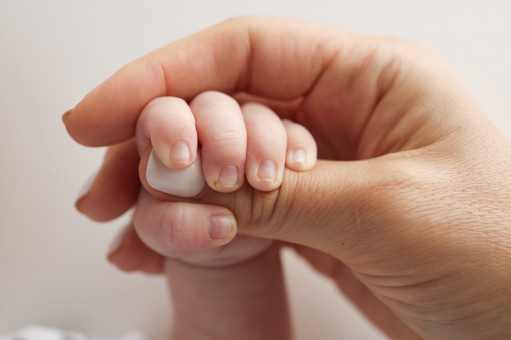 Baby-Reaktion auf Vater nach Geburt geht um die Welt