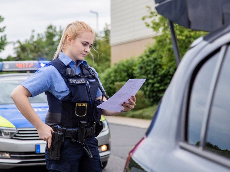 Witz des Tages: Ehefrau blamiert Mann bei Polizeikontrolle