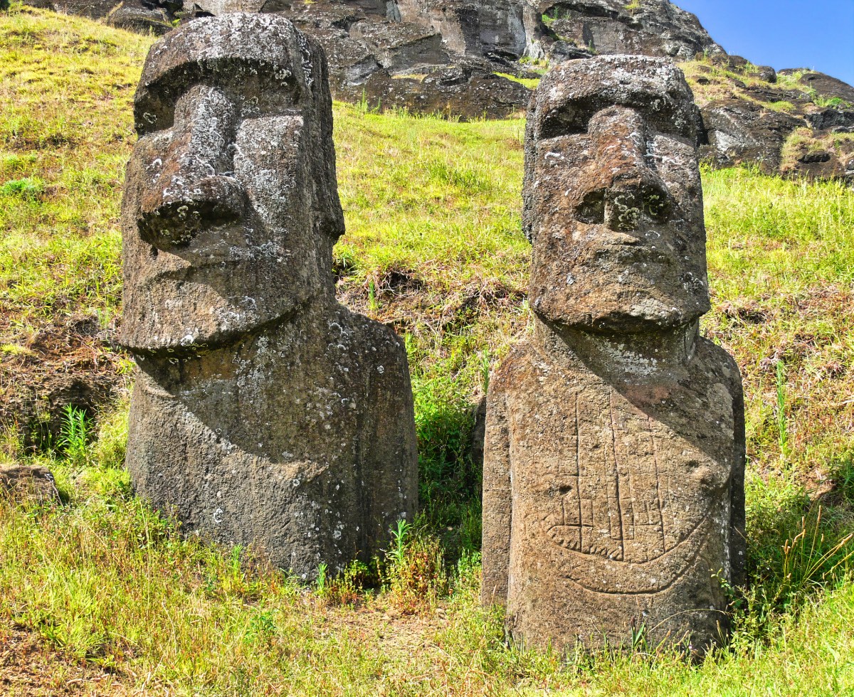 Zwei Moai-Statuen auf den Osterinseln.