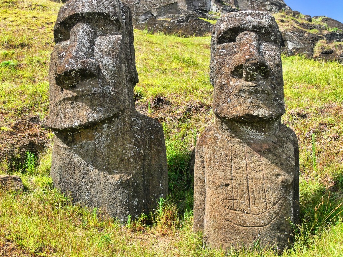 Zwei Moai-Statuen auf den Osterinseln.