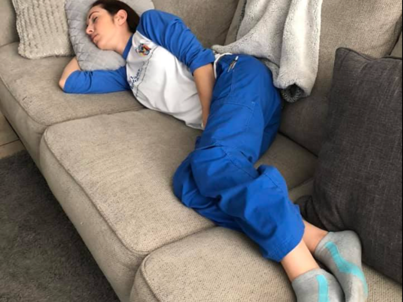 Krankenschwester schläft auf Sofa