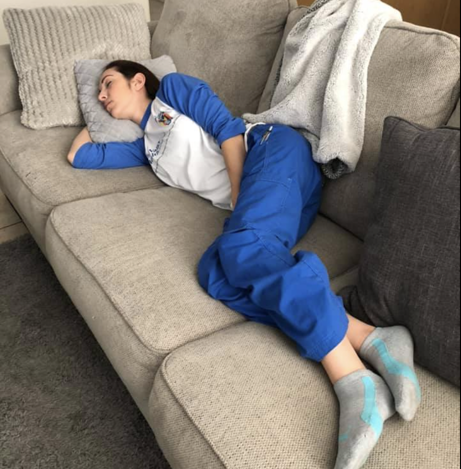 Krankenschwester schläft auf Sofa
