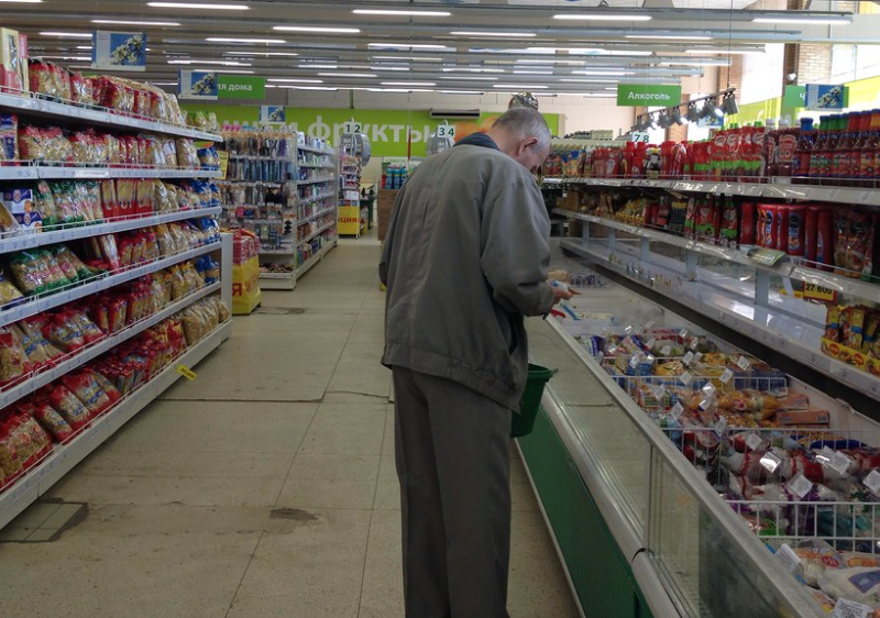 Alter Mann im Supermarkt