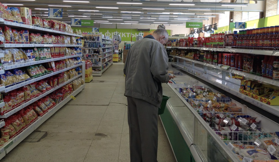 Alter Mann im Supermarkt