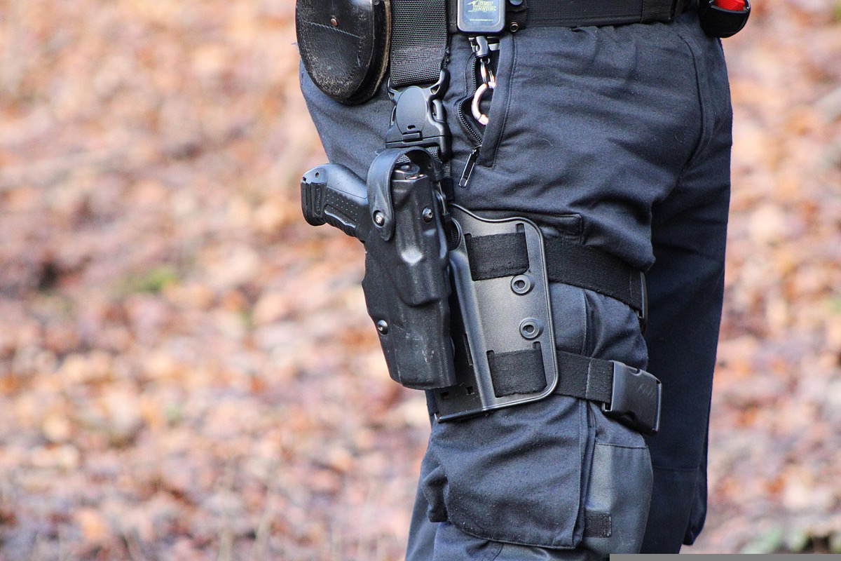Die Waffe eines Polizisten im Halfter