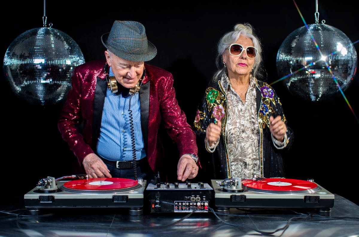 Ein lustiges Bild von einem Rentner-Ehepaar an einem DJ-Pult.