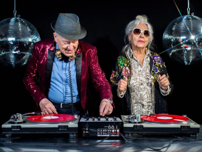 Ein lustiges Bild von einem Rentner-Ehepaar an einem DJ-Pult.