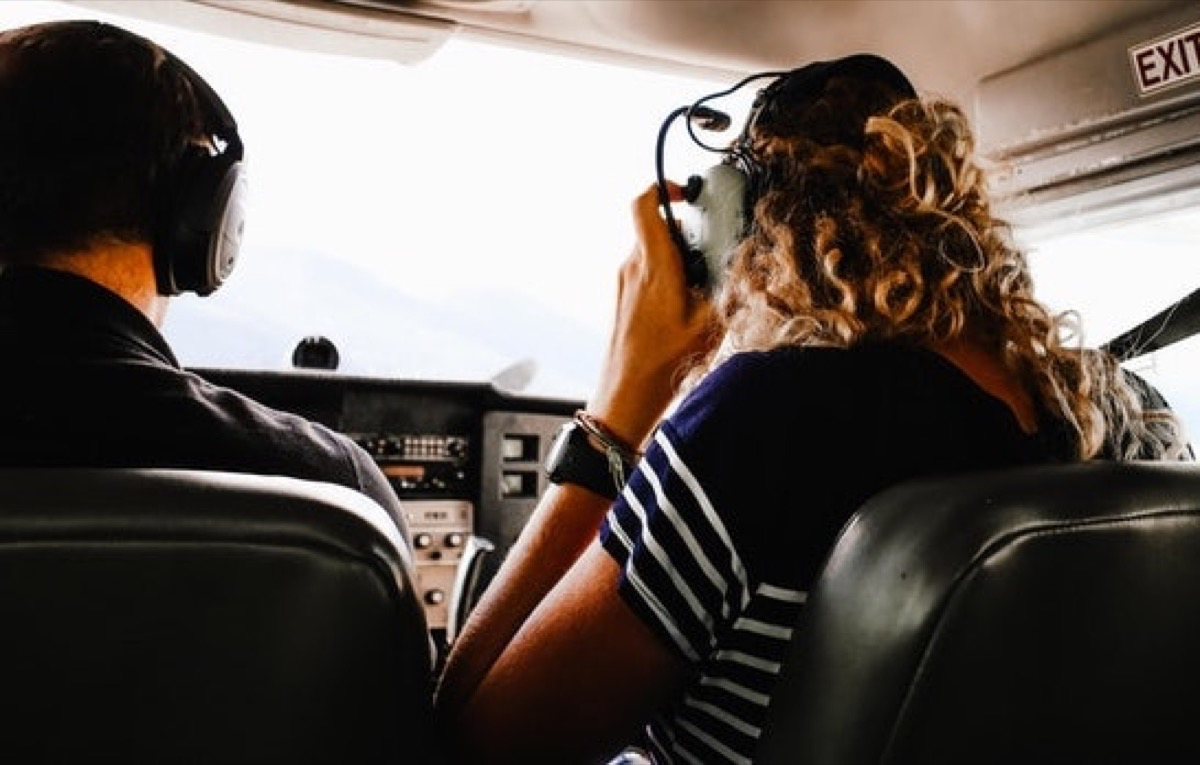 Eine Pilotin und ein Co-Pilot im Cockpit eines Flugzeugs