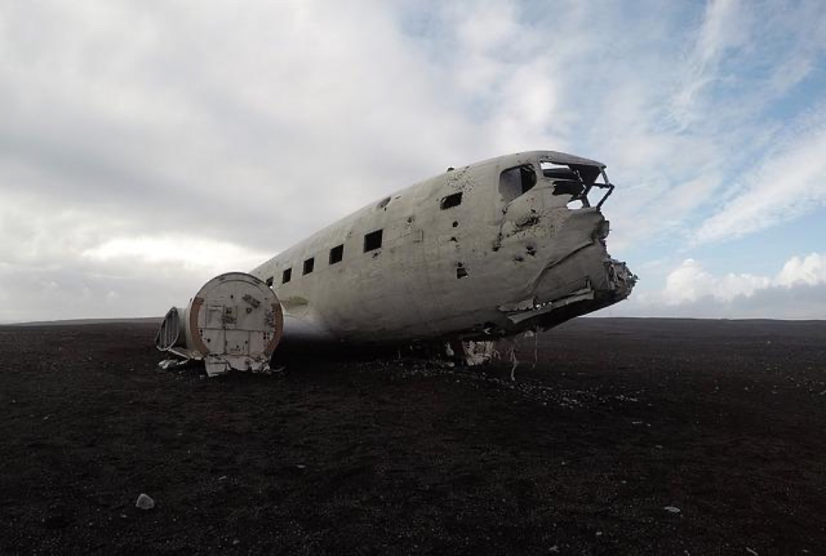 Ein verlassenes Flugzeug nach einer Bruchlandung