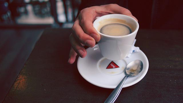 Eine Tasse Kaffee mit Untertasse und Löffel