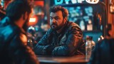 Ein Biker in einer Bar.