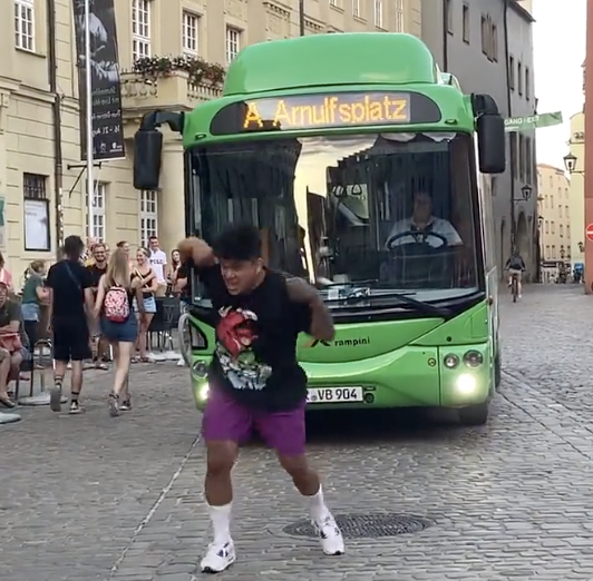 Passant „zieht“ Stadtbus Regensburg