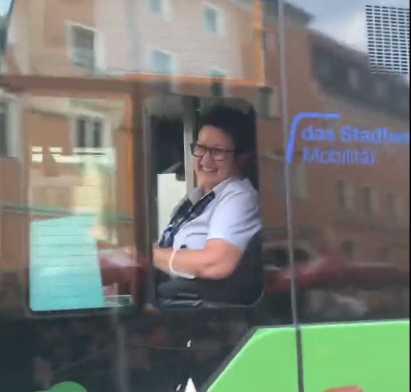 Busfahrerin Regensburg lacht durch Fensterscheibe