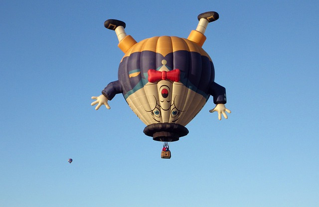 Ein Heißluftballon in der Form von Humpty Dumpty