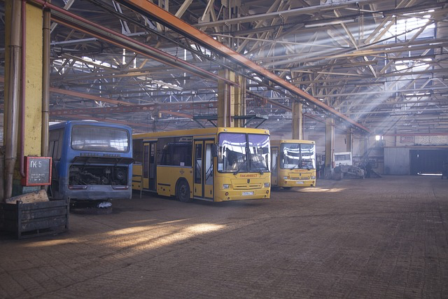 Busse stehen zur Reparatur in einem Depot