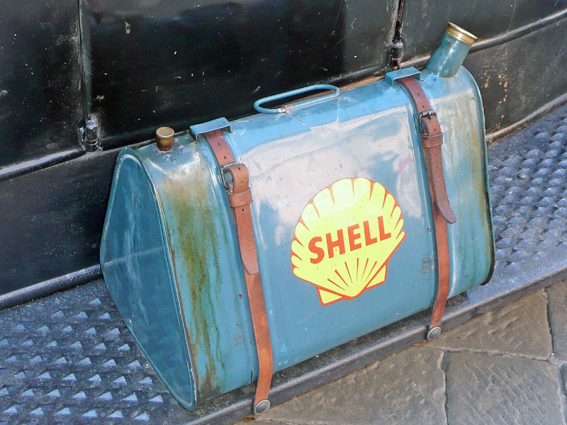 Ein antiker Benzinkanister mit Shell-Logo