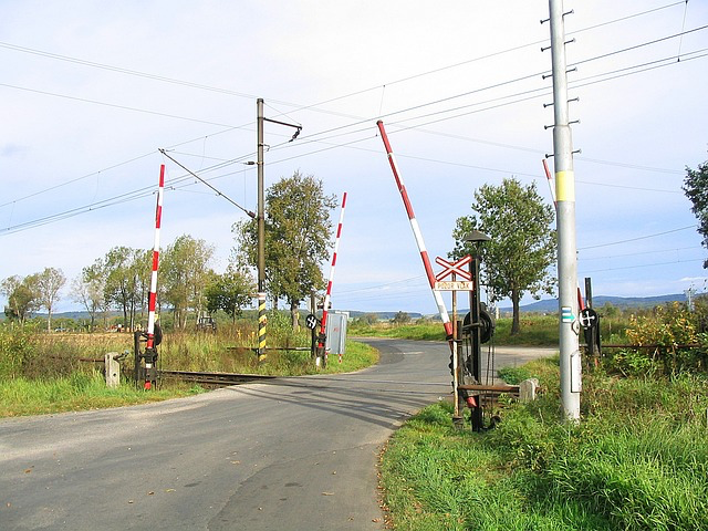 Ein Bahnübergang mit Schranke