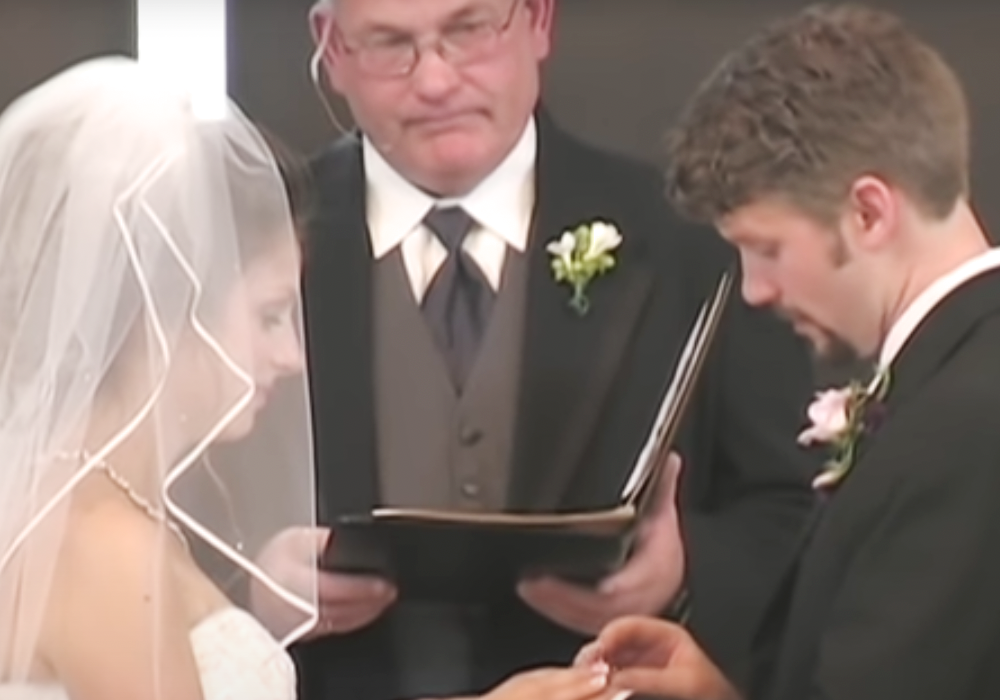 Eine Braut und ein Bräutigam beim Ehegelübde