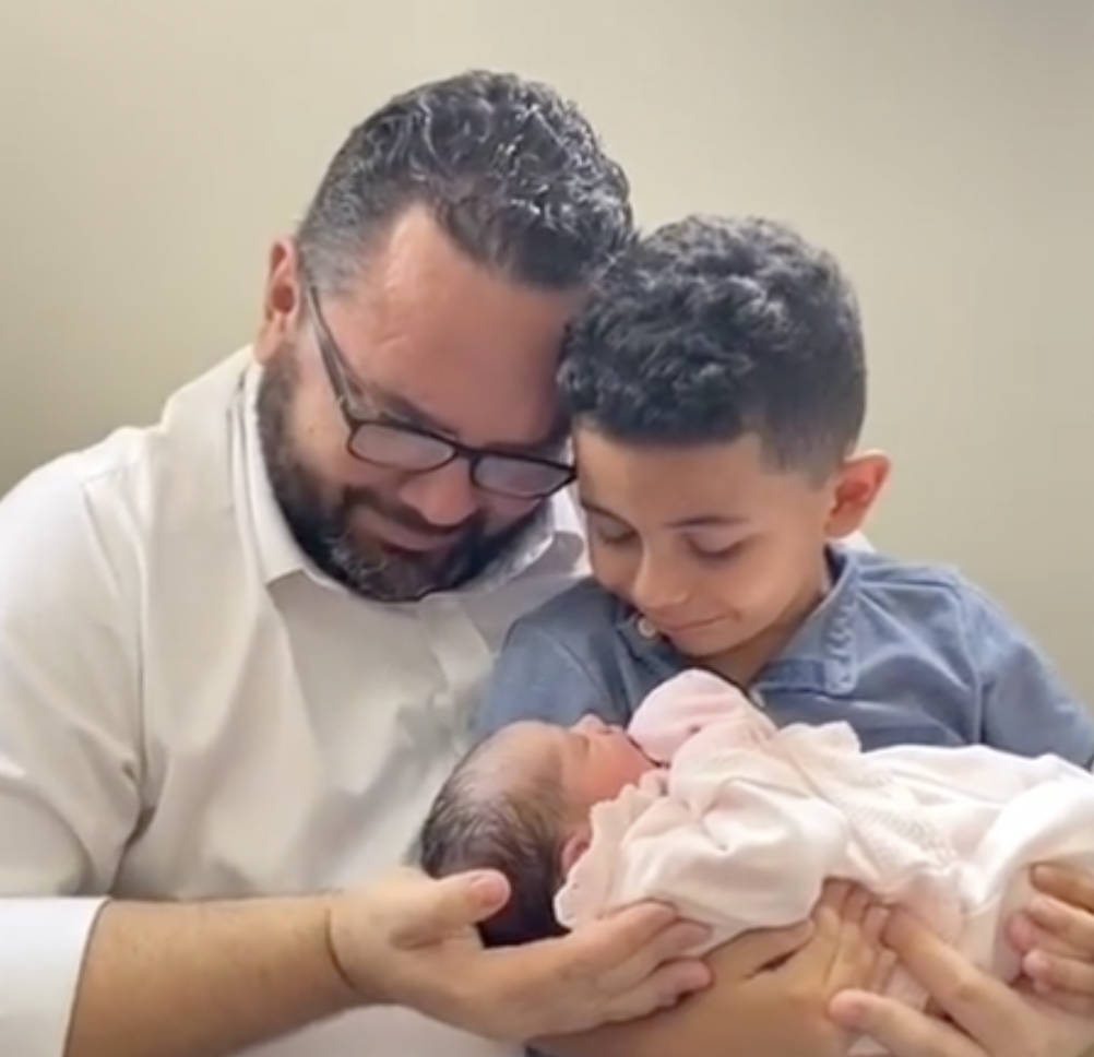 Joao Prudencio Neto und Sohn David freuen sich auf Baby Giovanna