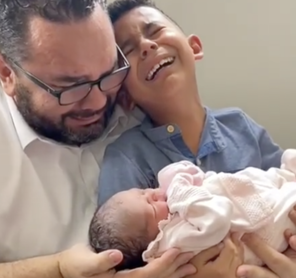 Joao Prudencio Neto und Sohn David freuen sich auf Baby Giovanna