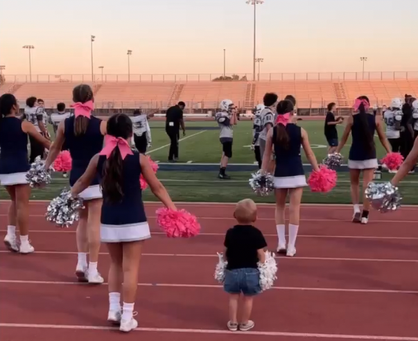 Kleiner Bruder tanzt als Cheerleader mit seiner Schwester