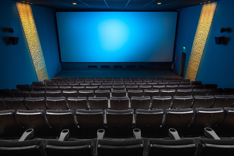 Der Saal eines Kinos mit Blick auf die Leinwand