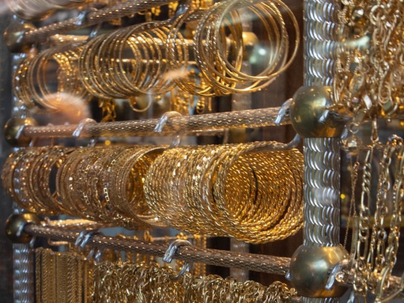 Goldschmuck im Schaufenster eines Juweliers.