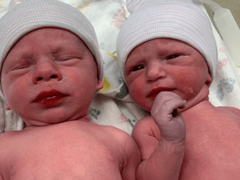 Neugeborene Zwillinge Lydia und Timothy Ridgeway liegen nebeneinander