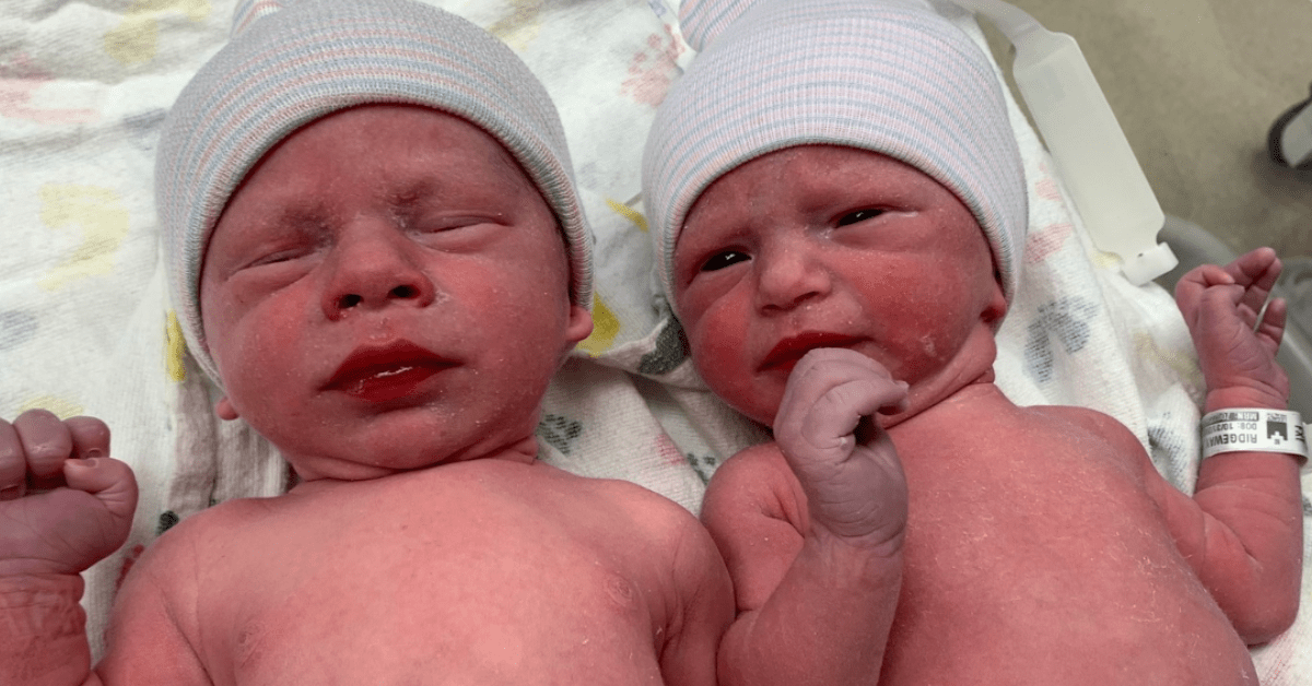 Neugeborene Zwillinge Lydia und Timothy Ridgeway liegen nebeneinander