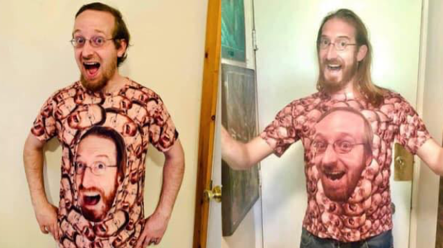 Zwei ähnlich aussehende Männer mit einem witzigen T-Shirt.