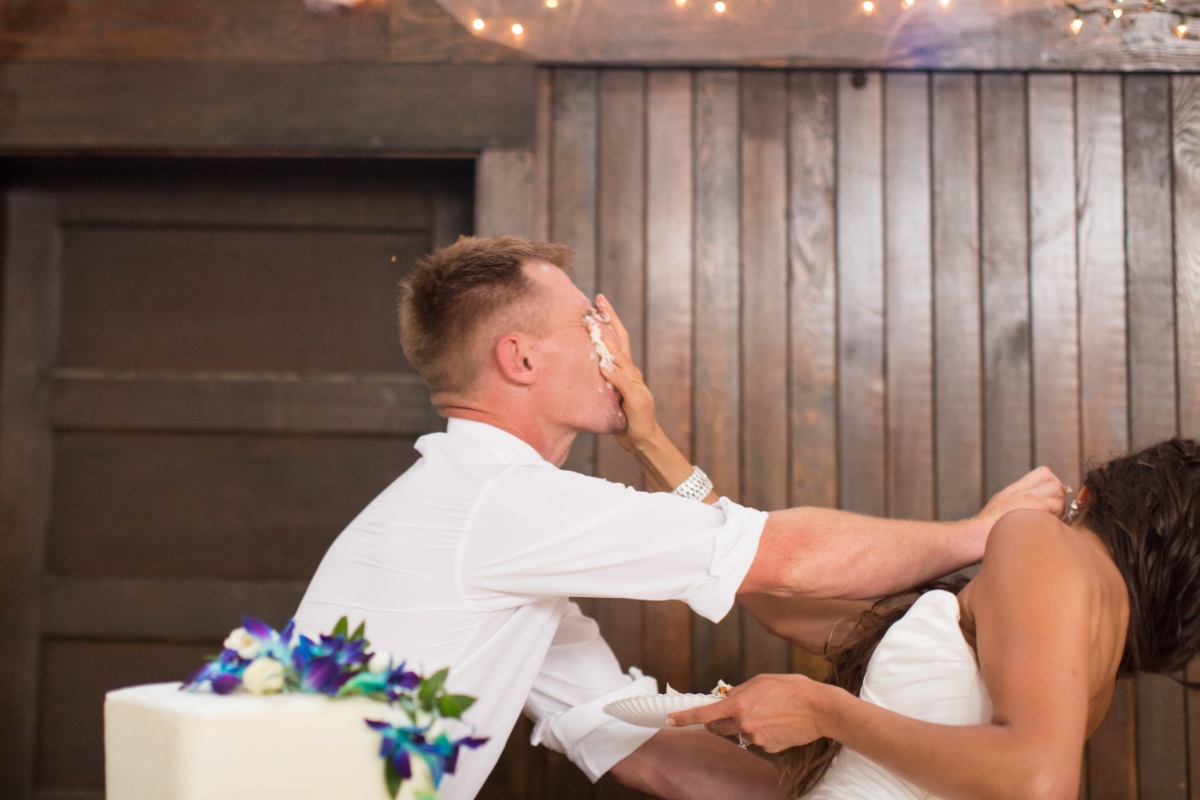 Ein frisch verheiratetes Paar macht eine Kuchenschlacht auf seiner Hochzeit.