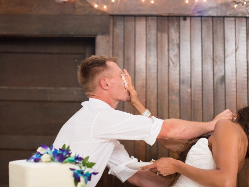 Ein frisch verheiratetes Paar macht eine Kuchenschlacht auf seiner Hochzeit.