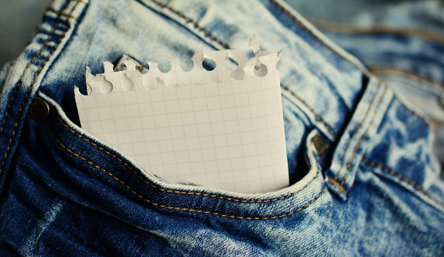 Ein Zettel steckt in der Hosentasche einer Jeans