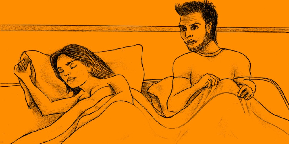 Eine Zeichnung von einem Ehepaar in einem Bett vor orangenem Hintergrund.
